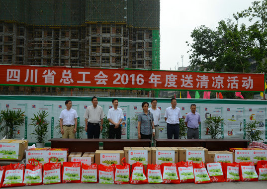 省總工會來到公司恒大項目為一線職工“送清涼”(圖1) 省總工會來到公司恒大項目為一線職工“送清涼”(圖1)