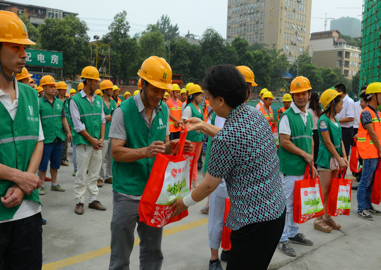 省總工會來到公司恒大項目為一線職工“送清涼”(圖2) 省總工會來到公司恒大項目為一線職工“送清涼”(圖2)