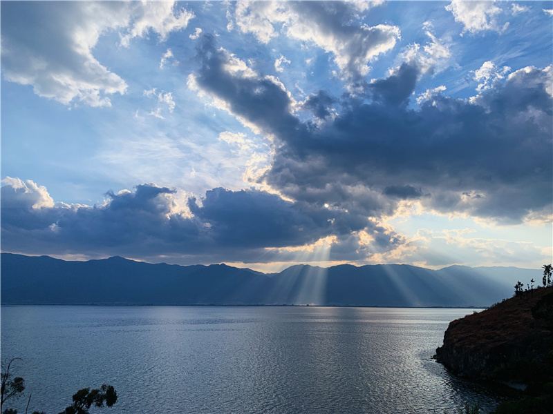 風(fēng)穿過云告訴洱海：“夏天沒有遲到?！?圖3)