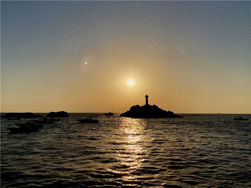 佇海塔，望天涯，渺渺青波映落霞(圖1)